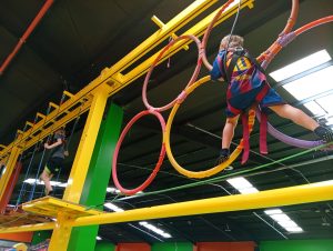 Niños en parque de bolas