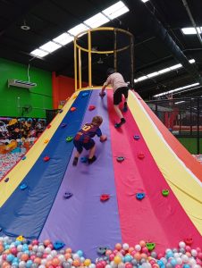 Niños en parque de bolas