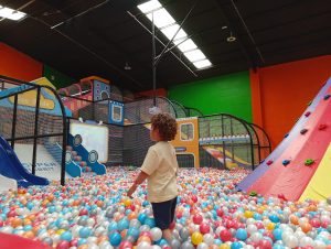 Niños en parque de bolas