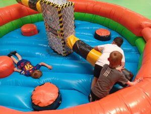 Niños en parque de bolas