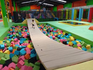 Niños en parque de bolas