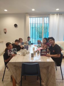 Niños en la mesa abriendo regalos que son libros