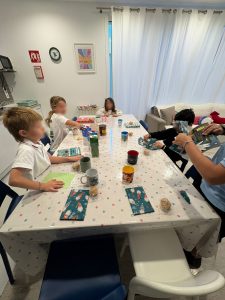 Niños en la mesa abriendo regalos que son libros