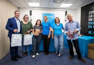 Voluntarios de Caixabank dando libros por el dia del libro