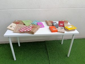 Mesa llena de libros