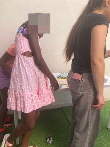 Niñas recogiendo libros