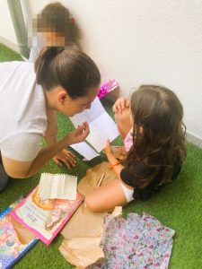 Niñas leyendo