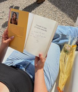 Persona leyendo un libro y con una rosa