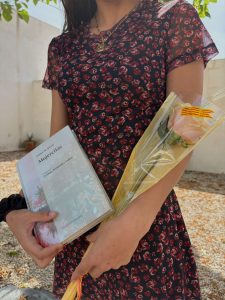 Persona con una libro y una rosa