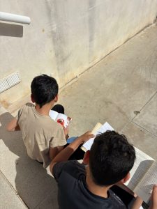 Niños leyendo libros