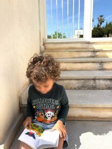 Niño pequeño leyendo libro