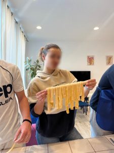 Niños y adultos cocinando