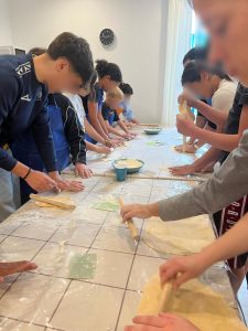 Niños y adultos cocinando