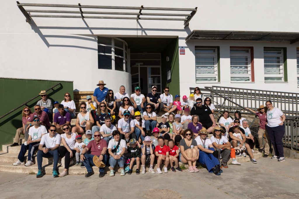 Foto de grupo en las escaleras del molino