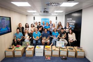 Foto de grupo de la campaña de entrega de libros por CaixaBank