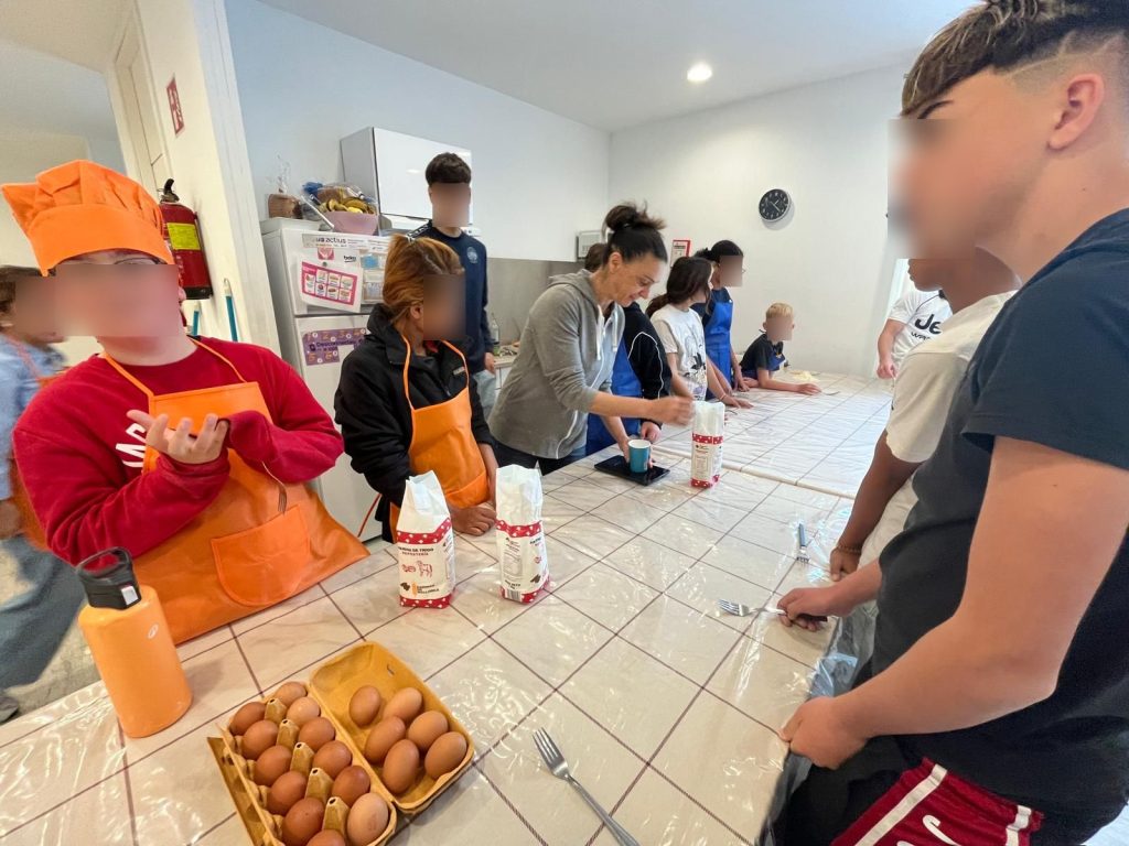 Niños y adultos cocinando