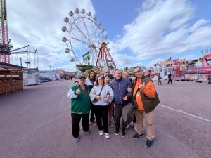 Personas en una feria