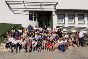 Foto de grupo en las escaleras del molino
