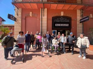 Personas en la entrada del cine