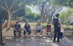 Personas en visita al Museo Marítimo