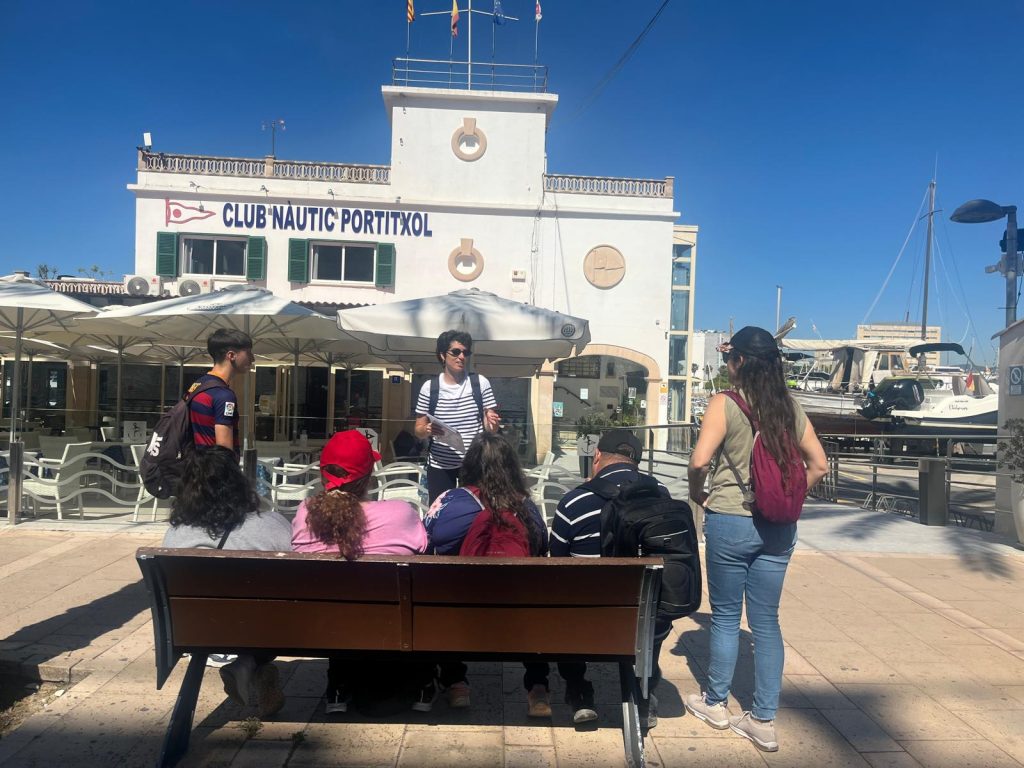 Personas en visita al Museo Marítimo