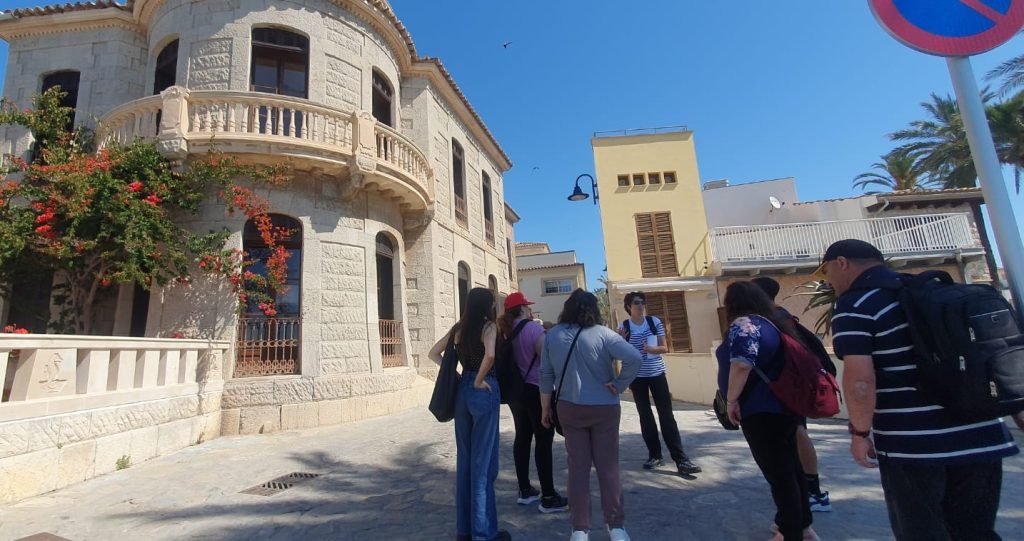 Personas en visita al Museo Marítimo
