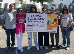 Personas con cartel donde dice la recaudación de la carrera solidaria