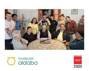 Personas en una mesa con una tarta de cumpleaños