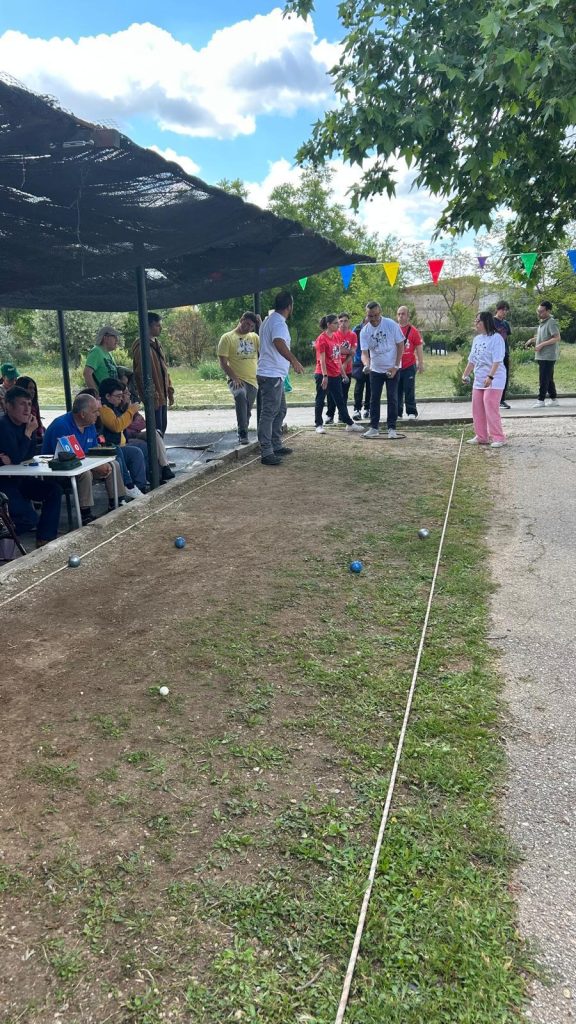Personas jugando a la petanca