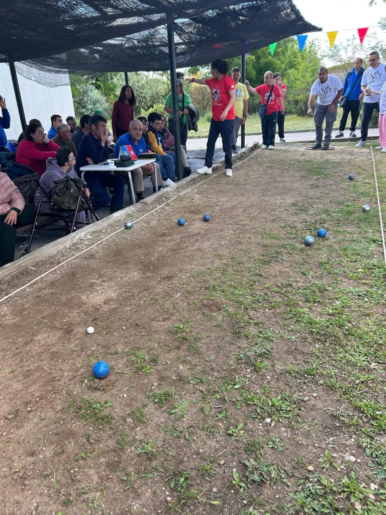 Personas jugando a la petanca