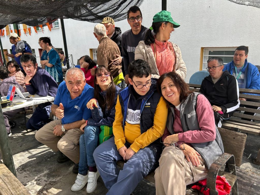 Personas que están viendo el torneo de petanca