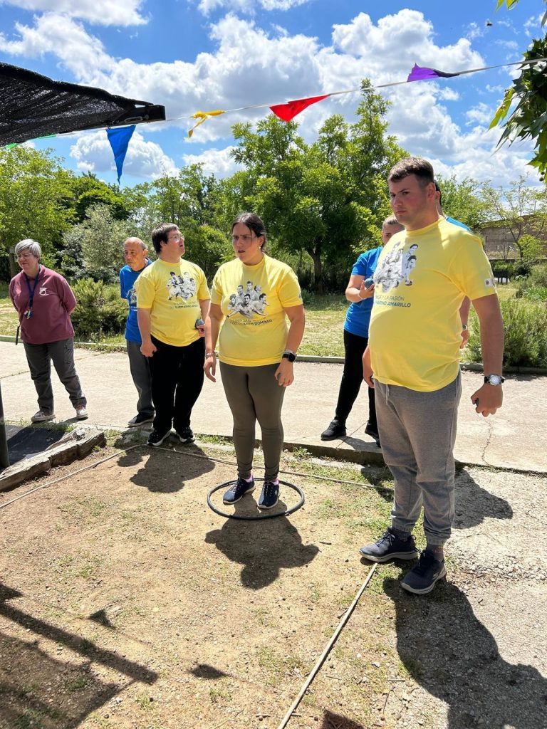 Personas jugando a la petanca
