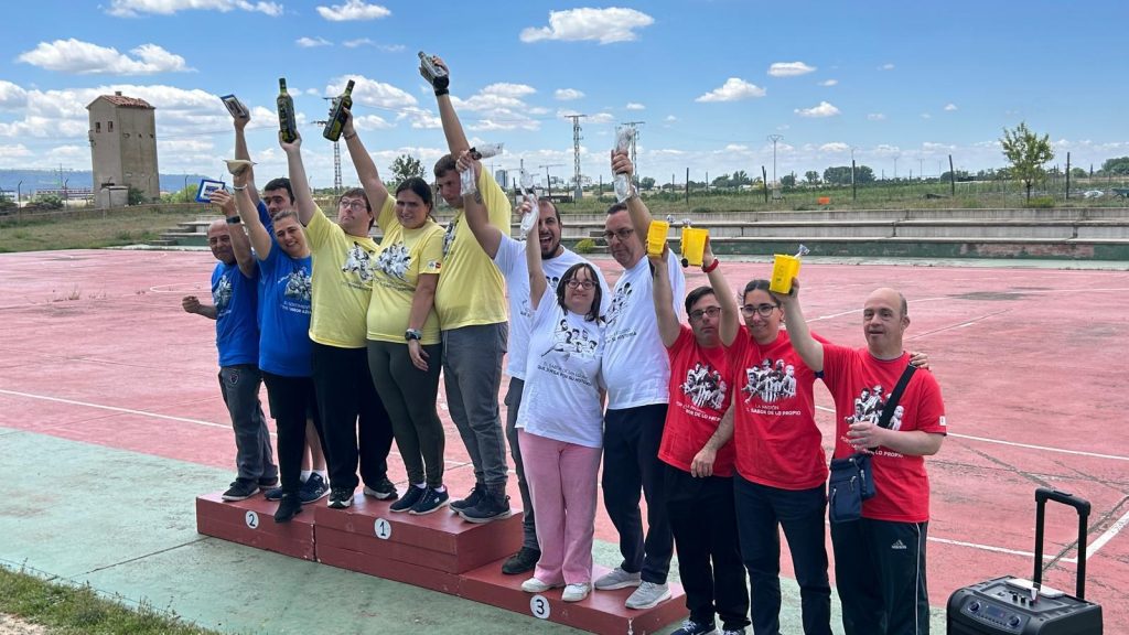 Personas que han ganado la final del torneo de petanca con sus premios