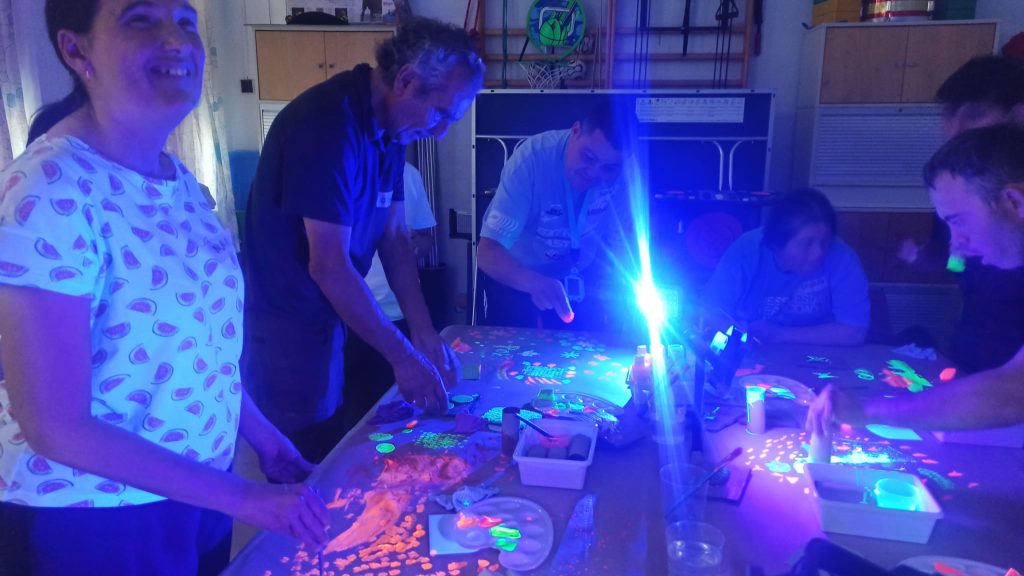 Personas con discapacidad en taller de arteterapia con luz