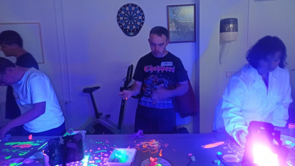 Personas con discapacidad en taller de arteterapia con luz