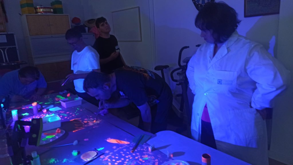 Personas con discapacidad en taller de arteterapia con luz