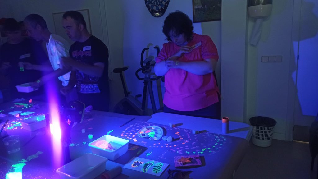 Personas con discapacidad en taller de arteterapia con luz