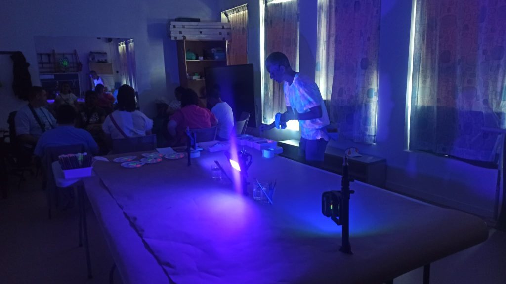 Personas con discapacidad en taller de arteterapia con luz