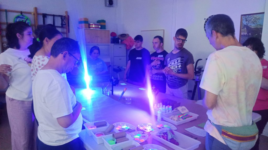Personas con discapacidad en taller de arteterapia con luz