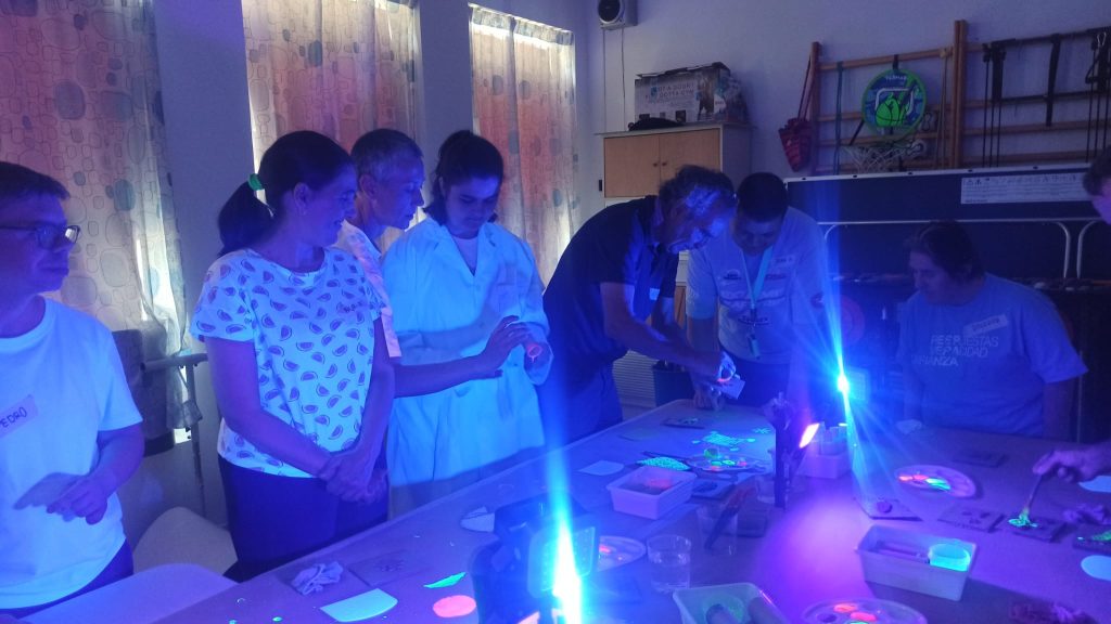 Personas con discapacidad en taller de arteterapia con luz