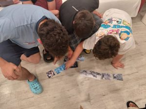Chicos jugando a un juego de cultura general