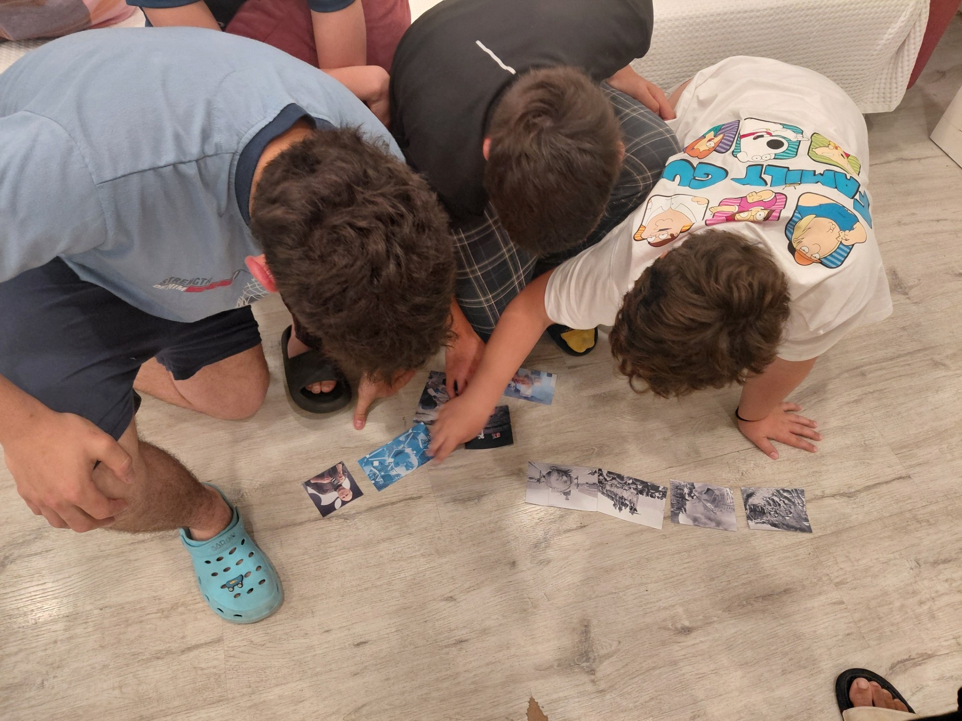 Chicos jugando a un juego de cultura general