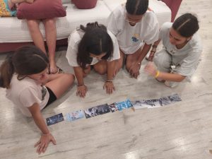 Chicos jugando a un juego de cultura general