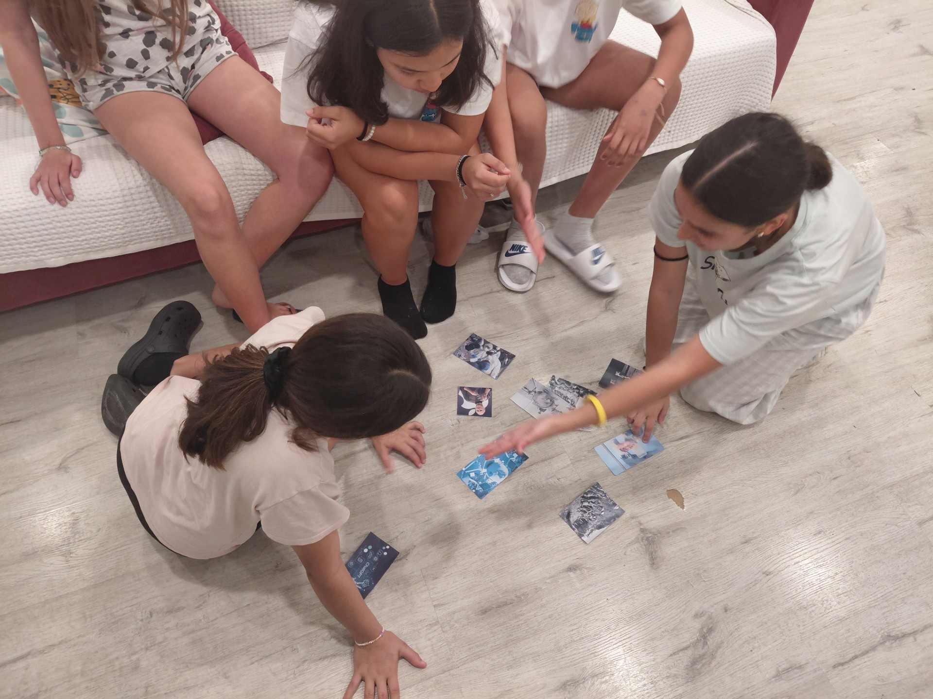 Chicos jugando a un juego de cultura general
