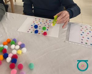 Personas mayores realizando actividades para la psicomotricidad fina