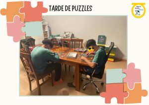 Chicos haciendo puzzles