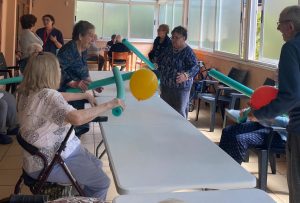 Personas mayores jugando a tenis adaptado en residencia
