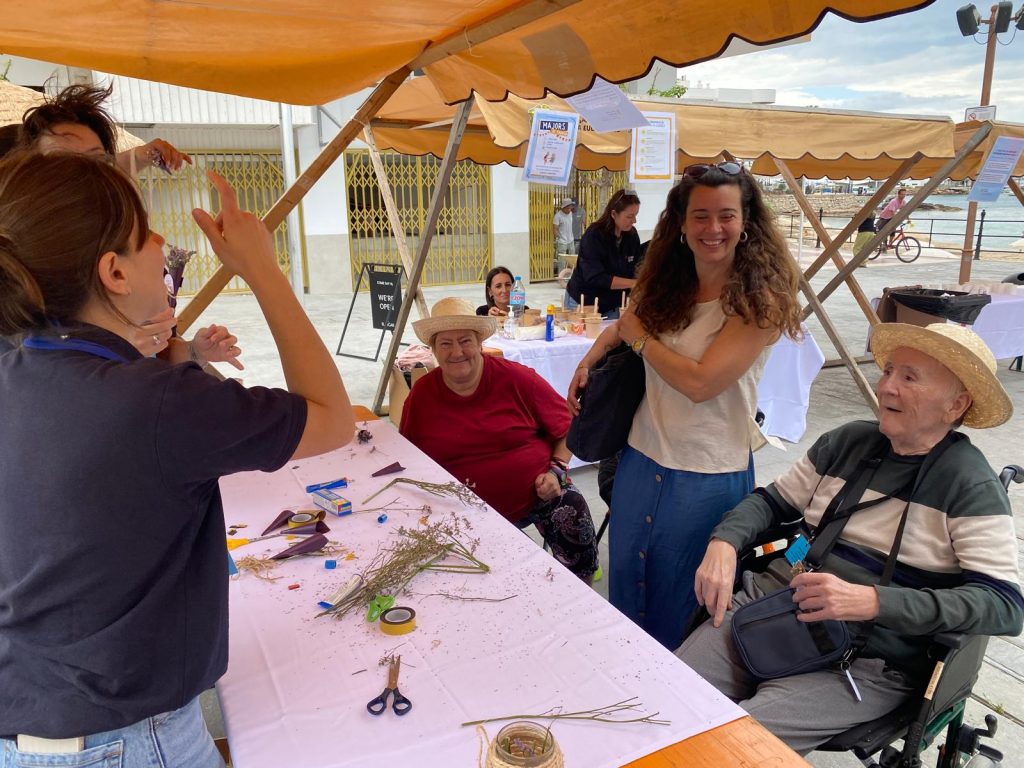 Perdonas mayores en la calle haciendo manualidades