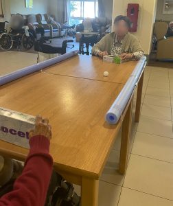 Personas mayores realizando actividades para la psicomotricidad fina