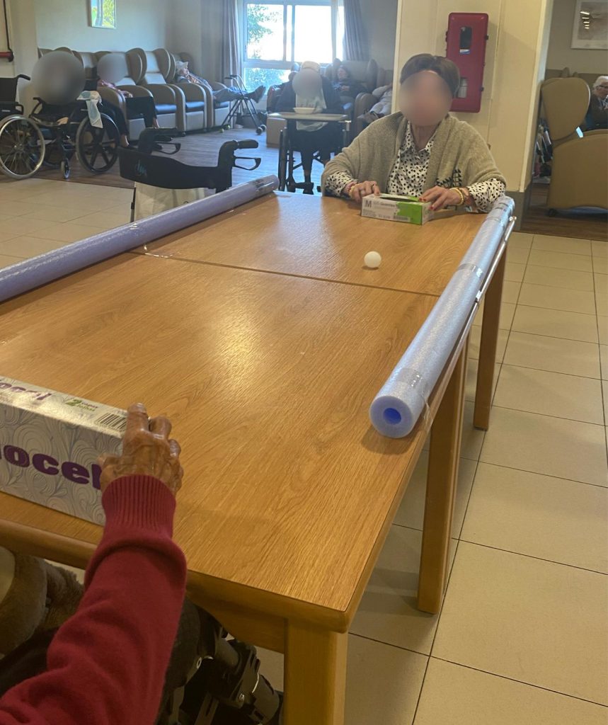 Personas mayores realizando actividades para la psicomotricidad fina